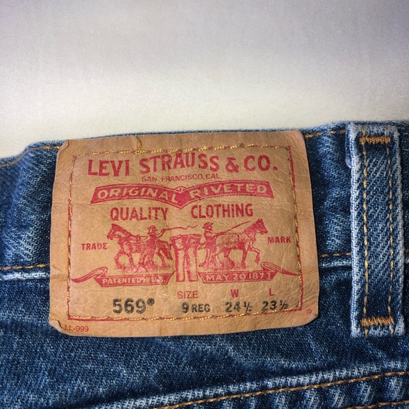 Levi’s High Waisted Shorts - Picture 3 of 6